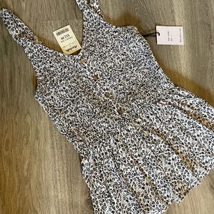 Black white sleeveless. Button detail but doesn’t unbutton.